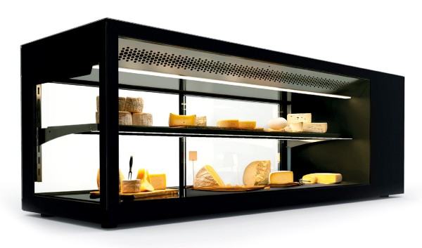 Kühlvitrine aus Glas für Point of Sale mit Käse bestückt
